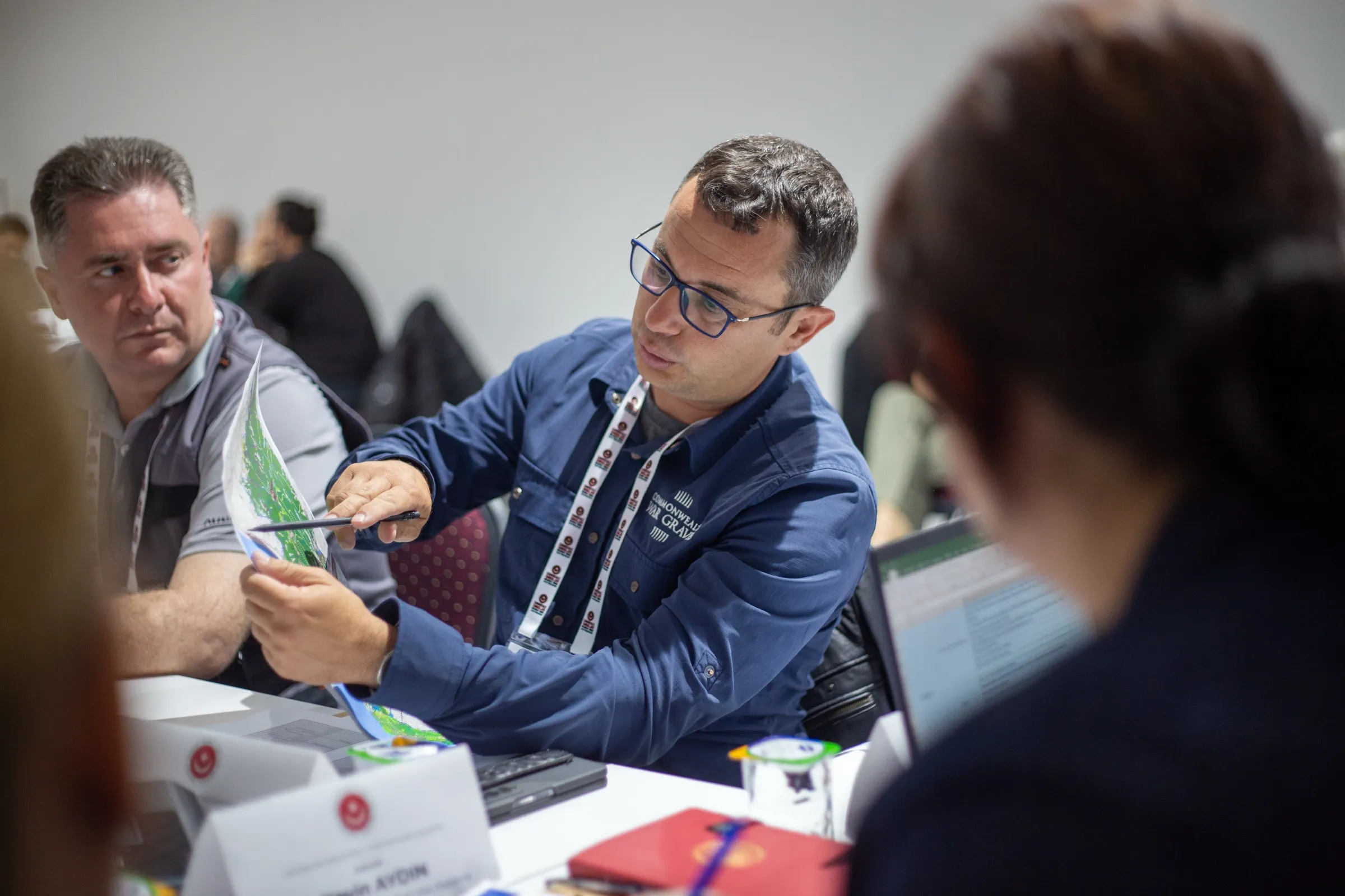 Toplantıda yaka kartı ve lanyard takan katılımcılar